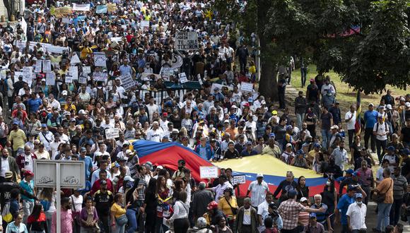 Los opositores al gobierno del presidente venezolano Nicolás Maduro realizan una manifestación exigiendo una nivelación de salarios acorde con el aumento de la inflación y el alto costo de la canasta familiar básica en Caracas el 23 de enero de 2023. (Foto de Yuri CORTEZ / AFP)