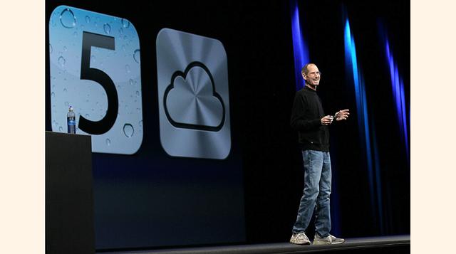 Steve Jobs: El fundador de Apple solía vestir con una camiseta negra de manga larga y cuello de cisne, jeans y zapatillas blancas. Mantuvo este estilo desde los 90 hasta el día de su muerte. (Foto: Getty)