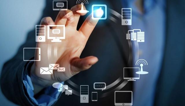 FOTO 4 | 4. Cuando llega la gran oportunidad, es necesario jugar con inteligencia

Cuando Actividad paranormal, la original, llegó a manos de Blum, de inmediato le vio potencial, pero creía que el desenlace debía ser modificado. Trabajó con el director de la película, Oren Peli, reeditándola para inscribirla en el Festival de Sundance.

No fue admitida, pero Peli y Blum fueron abordados por otros gigantes de la industria, entre ellos Steven Spielberg, con la propuesta de volver a hacer toda la película y que el material original solo fuese incluido como un extra en el DVD.

Blum analizó la situación y aceptó bajo una condición: que el corte original fuese proyectado a una audiencia de prueba, y si este resultaba eficaz, el filme ya no se reharía (si se hacía un refrito a cargo de un estudio grande, no le corresponderían ni de lejos las ganancias proyectadas).