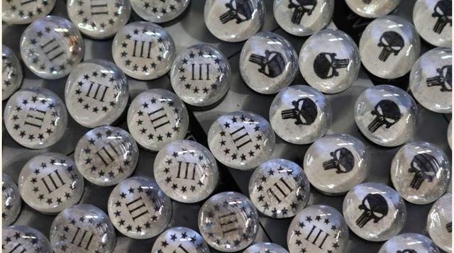 FOTO 8 | Imanes para venderselos a miembros de las milicias durante las jornadas de entrenamiento organizados por United Patriots.