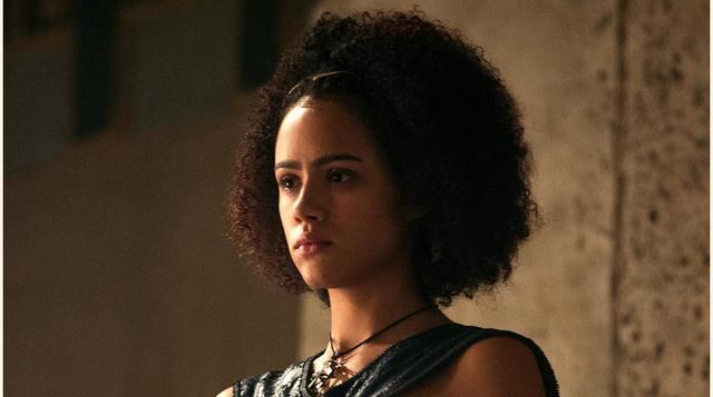 Missandei es una niña y no tiene ningún romance con Gusano Gris. En los libros es mucho más joven que en la serie, aunque HBO ha pensado que una historia de amor con el guerrero de los inmaculados puede venir bien al show.