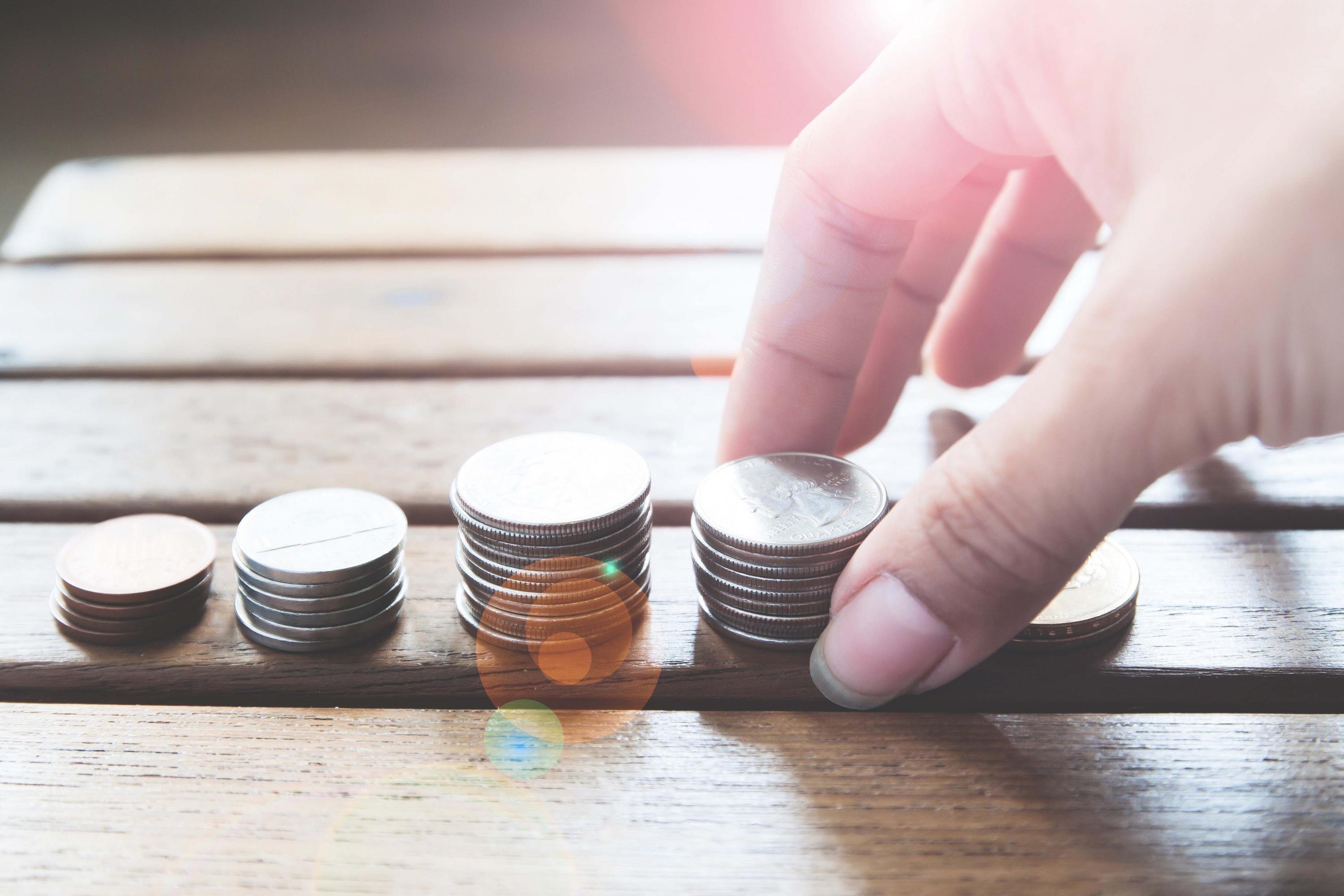 FOTO 1 | Fase 1: Poner dinero propio en el negocio
Si arrancas un negocio desde cero, ésta suele ser la fase en la que empiezas. Aquí no estás recibiendo dinero del negocio, al contrario, estás poniendo tu propio dinero en la empresa para pagar los gastos operativos, comprar capital, etc. Por ejemplo, nuestro negocio requirió que invirtiéramos en marketing y en equipo de cómputo mientras no recibía capital.

Decidimos hacer préstamos personales a nuestro negocio para cubrir esos gastos. Además teníamos que pagar nuestras hipotecas y otros gastos. Durante este periodo vivíamos de nuestros ahorros. (Foto: Freepik)