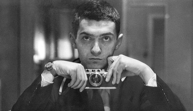 FOTO 1 | 1.- DOMINA LO BÁSICO. Stanley Kubrick inició su carrera profesional como fotógrafo tradicional para diversas revistas y periódicos de Nueva York. Se obsesionó con el proceso de capturar objetos con la cámara y experimentó con los encuadres y