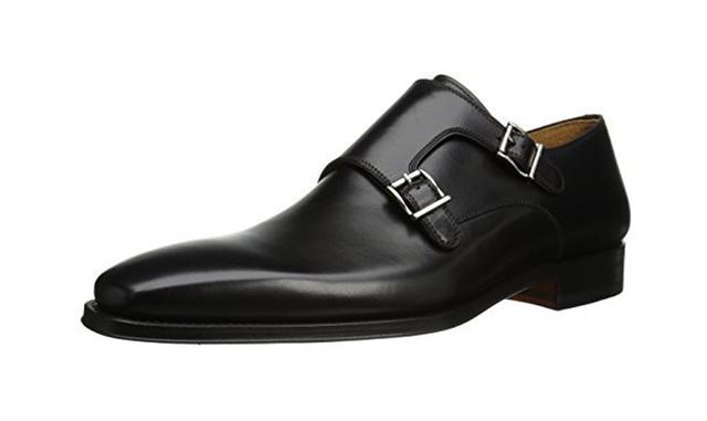 Zapato con hebilla

Básico en su zapatero, un modelo con hebilla. Aunque al auténtico british gentleman no conseguiríamos convencerle, este puede ser un buen compañero tanto para el traje como para un atuendo de sport. El hecho de contar con un elemento metálico le resta formalidad pero, sin embargo, su hebilla puede conseguir un toque muy interesante. Tanto con uno como con dos cierres, es una buena elección para acompañar al traje en ocasiones no muy formales. Además, también combina con los conjuntos formados por una chaqueta y un pantalón independientes. En la imagen, oxford con doble hebilla de Crockett & Jones. Precio: 545 euros.