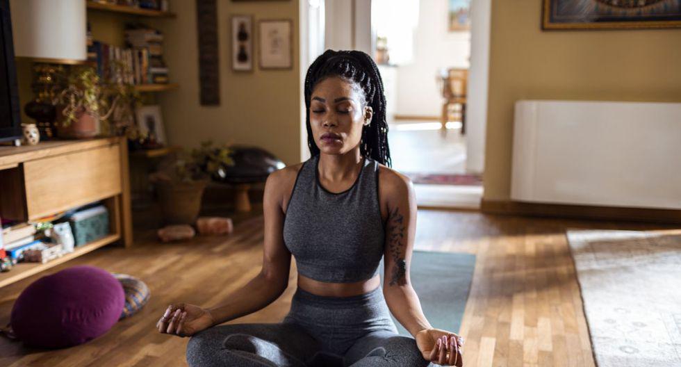 El yoga potencia tu habilidad de autocontrol y de mantenerte en calma, incluso ante situaciones estresantes. Puede ser algo muy valorado para puestos muy exigentes o donde se soporten grandes niveles de estrés, como en banca de inversión, en un despacho de abogados o en una agencia de publicidad. (Foto: Getty)