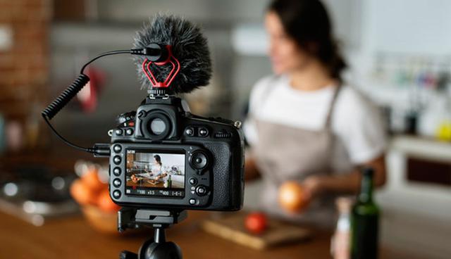 FOTO 6 | 6. Los influencers seguirán haciendo crecer sus comunidades
El marketing con influencers seguirá desarrollándose y creciendo en redes sociales. Los influencias son figuras en redes sociales que han reunido a una comunidad específica alrededor de ellos. Su base de fans (que puede ser de miles o millones) les da influencia sobre ellos. Y pueden ser increíblemente efectivos para vender porque de manera inherente confiamos en la gente a la que seguimos en redes sociales. (Foto: Freepik)