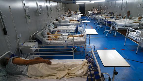 Los pacientes afectados por el coronavirus COVID-19 permanecen en un hospital de campaña instalado en un gimnasio en Santo André, estado de Sao Paulo, Brasil, el 26 de marzo de 2021. (Foto de Miguel SCHINCARIOL / AFP).