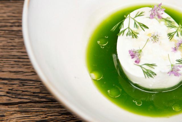 11. Burrata en salsa verde en el restaurante Sud777 (México). (Foto: The World's 50 Best Restaurants)