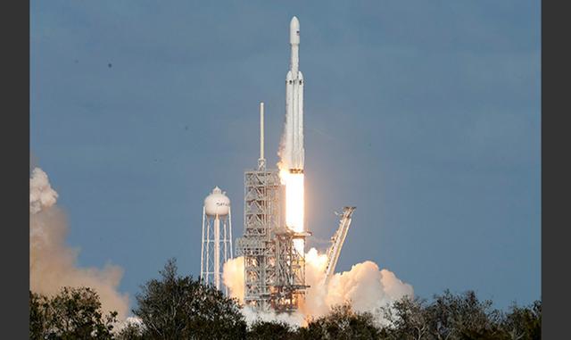 FOTO 3 | Momento del  lanzamiento del cohete. La nave tiene 70 metros de alto e integra una estructura de tres Falcon 9.