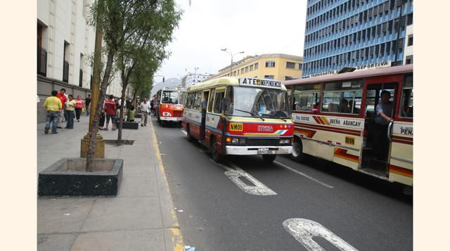 El 54% de limeños se encuentra poco satisfecho con el servicio de transporte público de la capital. El 24.3% contestó que está nada satisfecho.