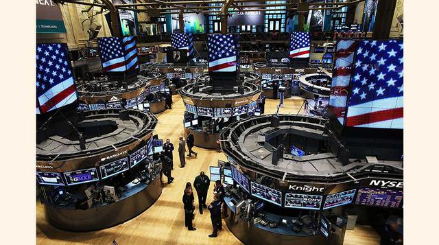 8. Victoria de Hillary Clinton. Acciones: Alza de alivio tras la reciente caída por el ascenso de Trump. Laboratorios farmacéuticos y bancos tendrían un desempeño inferior por temores regulatorios. A largo plazo, las acciones de infraestructura tendrían u