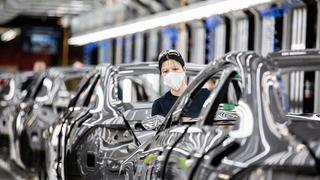 En el corazón de industria automotriz mexicana, trabajadores luchan ante escasez de chips