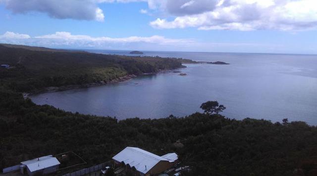 Esta es una vista de la costa de Melinka, desde uno de los puntos de evacuación. La Onemi levantó la alerta de tsunami en Chile para la Región de Los Lagos y declaró estado de precaución.  Foto: @palesp en Twitter