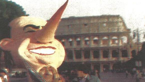 Un manifestante, de los 3 millones de italianos que tomaron las calles ayer, usa una máscara representando a Berlusconi, con una larga nariz de Pinocho que simboliza lo que los sindicatos consideran promesas rotas. (foto Reuter)