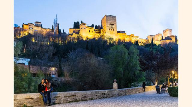 Paseo de los Tristes (Granada). El Paseo de los Tristes no se llama realmente así, pero se le conoce popularmente por este nombre porque era por aquí era por donde, antiguamente, pasaban los cortejos fúnebres camino del cementerio. Hoy, el lugar ciertamen