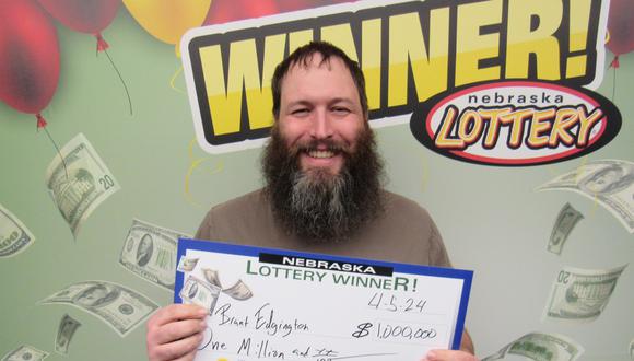 Brant Edgington posando con el cheque referencial del premio de 1 millón de dólares que ganó en Nebraska (Foto: Mega Millions)