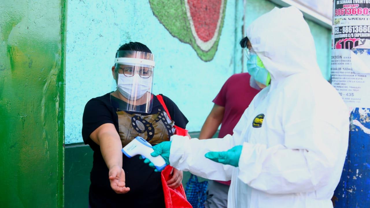 Adultos entre los 30 y 59 años representan el mayor grupo de personas infectadas con COVID-19. (Foto: GEC)