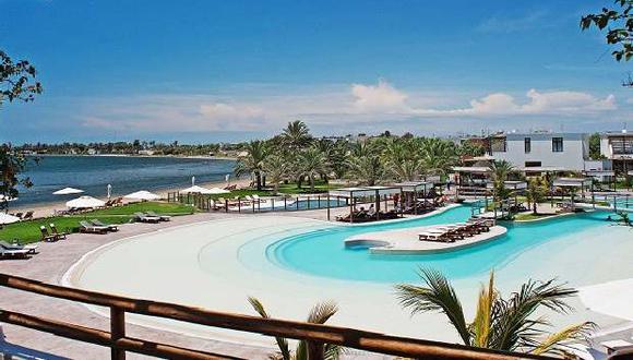 Piscina del hotel La Hacienda Paracas. La bahía se ha convertido en localidad de varios hoteles de lujo.