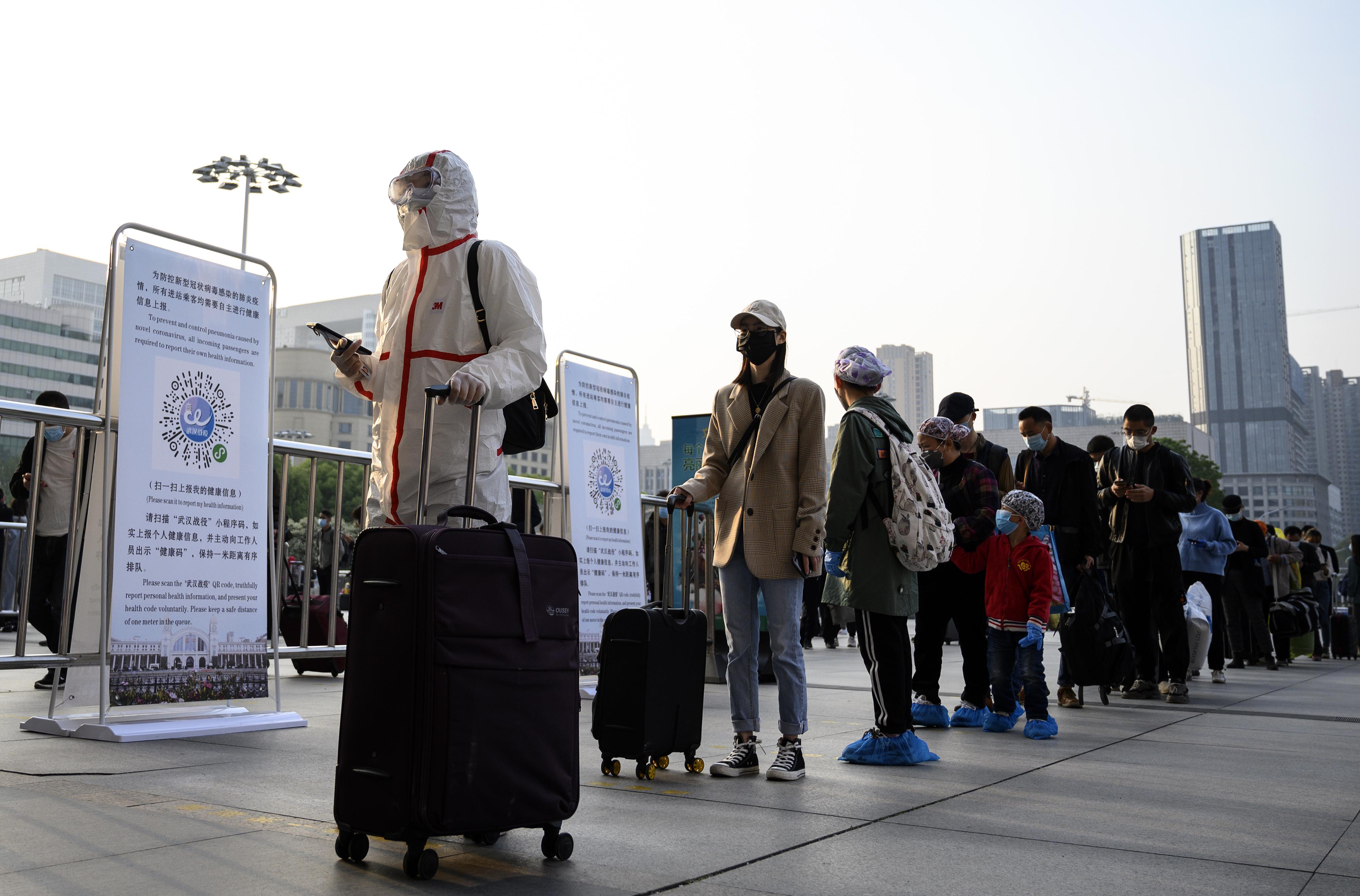 Los chinos que quedaron bloquedos en Wuhan se apresuran a retornar a sus ciudades luego del levantamiento de la cuarentena. (Foto: AFP)