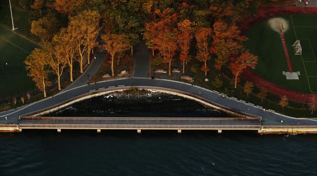 Un grupo de transeúntes aprovecha los primeros rayos solares del día para recorrer Manhattan. (Foto: Reuters)