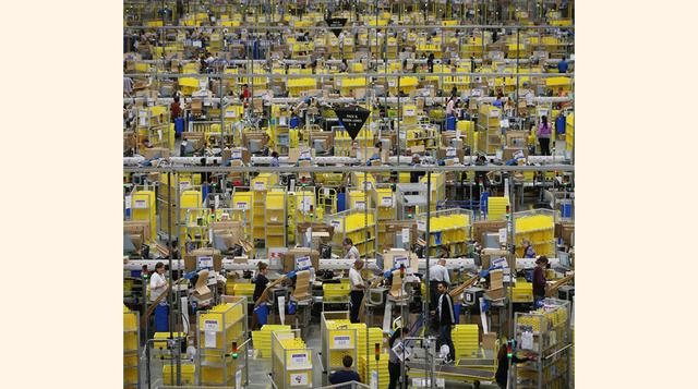 Fundada en 1994, fue lanzada en julio de un año más tarde. Comenzó como una librería en línea que contaba con más de 200,000 títulos. ¿Su última creación? Un supermercado que no tendrá cajeros, donde los usuarios sólo necesitarán su móvil para pagar.