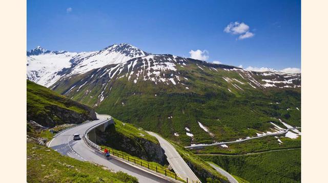 FOTO 13 | El Puerto de Furka, a 2.431 metros sobre el nivel del mar, une el valle de Ursern, en el cantón de Uri, con el municipio de Goms, en el cantón de Valais (Alpes suizos), en una de las regiones con más nieve de Suiza. Montaña, el glaciar del Ródan