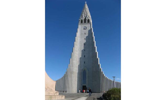 HALLGRÍMSKIRKJA – ISLANDIA. Es una iglesia de 74,5 metros de altura, pero lo que más llama la atención es lo imponente que es. Se inauguró en 1986.
