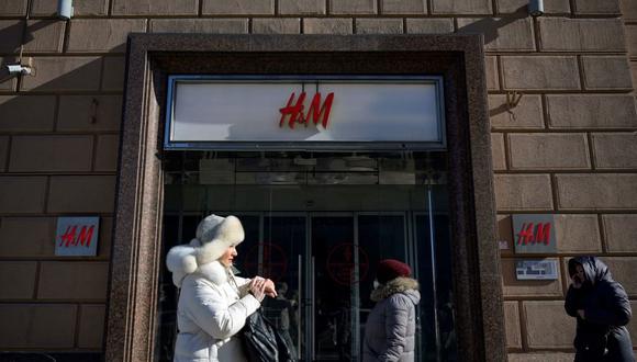 El gigante de ropa sueco Hennes and Mauritz (H&M) detuvo todas las ventas en sus tiendas rusas por la invasión de Ucrania.