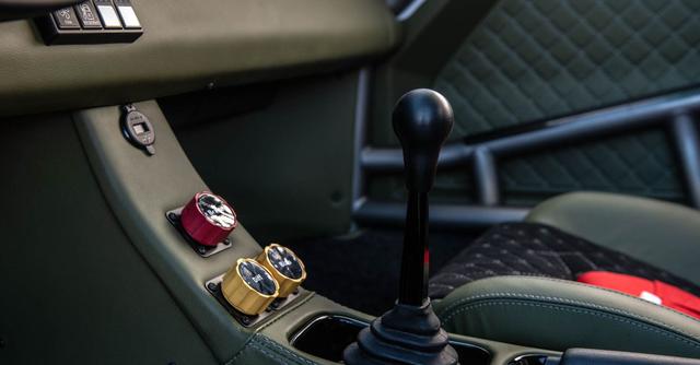 El interior del Baja 911 es pequeño y ultra ligero, pero hay una caja de herramientas con llave en la parte posterior. Foto: Drew Phillips