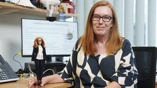 Barbie estrena muñeca a imagen y semejanza de creadora de vacuna británica contra COVID-19