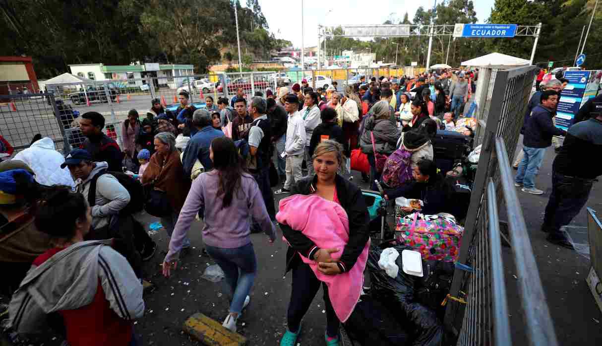 Migrantes venezolanos en el puente de Rumichaca, en la frontera con Colombia. (Foto: EFE)