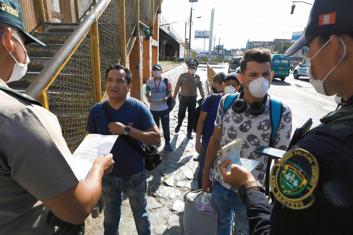 Los trabajadores autorizados pueden circular, pero ya no en vehículos particulares. Para ello deben obtener un permiso de tránsito que emite la PNP. (Foto: César Campos /GEC)