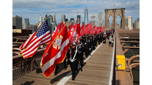 Desfile de bomberos por el puente de Brooklyn, en Nueva York, en honor a sus compañeros que perdieron en los ataques del 11 de setiembre del 2011. (Foto: REUTERS)