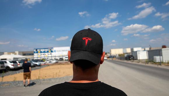 Un fanático de Tesla espera la aparición de Elon Musk, director ejecutivo de Tesla Inc., en el sitio de construcción de la Gigafactory de Tesla Inc. en Gruenheide, Alemania, el viernes 13 de agosto de 2021.