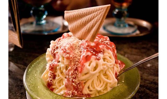 Helado de espagueti. Alemania nos comparte este juego de pastas: un helado de vainilla suave y aterciopelado se extrae por medio de un fabricante de pastas, quien le da una apariencia que engaña a la visión y parece un granulado de espagueti. Se sirve con