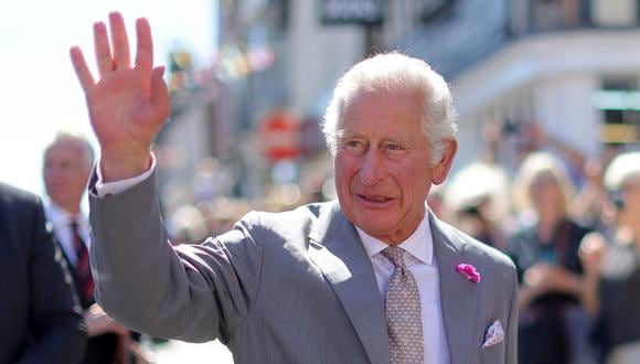 El Príncipe Carlos de Gran Bretaña saluda a los simpatizantes durante una visita a Hay Castle, en Hay-on-Wye, Gales, el 7 de julio de 2022. (Foto: Chris Jackson / POOL / AFP)