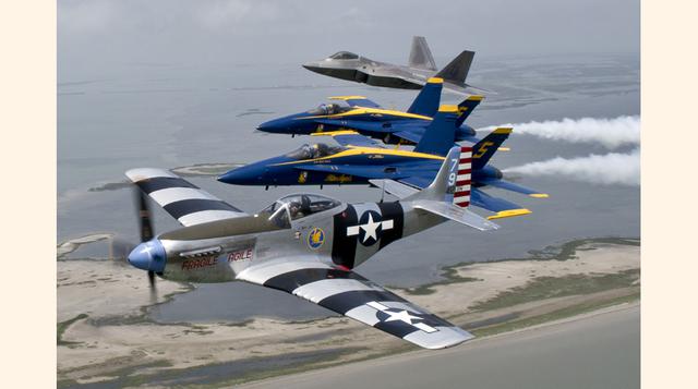 En esta foto del 16 de abril del 2015 proporcionada por la Marina de los EE.UU., los Blue Angels, en el centro, vuelan en formación con un P-47 Thunderbolt, izquierda, y un F-22 Raptor, de la Fuerza Aérea de Estados Unidos durante una exhibición aérea en 
