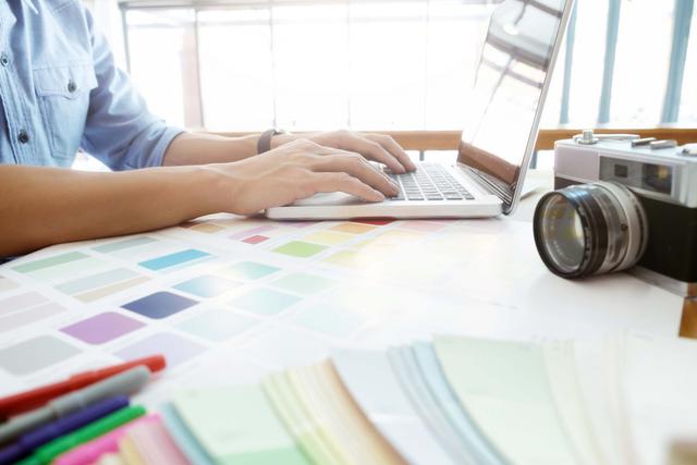 FOTO 9 | 9- Piensa en el puesto de trabajo al que quieres acceder y escoge el vestuario que coincida con el empleo al que aspiras: Cuanto menos genérico te veas, más confianza  darás para escogerte, pero no te disfraces. Evita logotipos marcados en la ropa y estampados o imágenes que te escondan y anulen. Elige colores lisos y neutros, oscuros o claros, los dos son factibles pero eso marcará también tu personalidad en la imagen. Lleva ropa atemporal, ni demasiado de verano ni de demasiado abrigo. (Foto: Freepik)