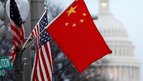 La bandera de la República Popular China y las barras y estrellas de EE. UU. ondean en un poste de luz a lo largo de Pennsylvania Avenue, cerca del Capitolio de EE. UU. en Washington, DC. (Foto de Reuters)