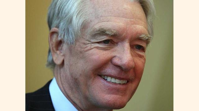 Chuck Schwab vendía nueces y pollos. Schwab fundó la corporación Charles Schwab, una firma de corretaje y banca, y hoy en día tiene una riqueza aproximada de US$ 6,000 millones, según Forbes. Él cuenta a la revista de alumnos de Stanford que tenía el espí