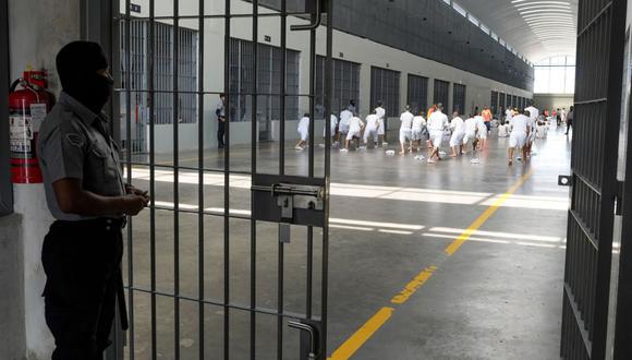 Un oficial de seguridad penitenciaria hace guardia en la prisión de máxima seguridad del Centro de Contención del Terrorismo (CECOT) en Tecoluca, El Salvador, el jueves 7 de setiembre de 2023. Fotógrafo: Camilo Freedman/Bloomberg