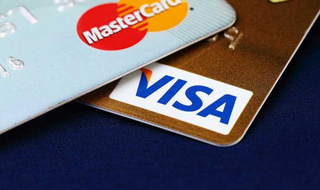 La historia de Visa y MasterCard tiene una curiosa paradoja. Ninguna de las dos es técnicamente una compañía de tarjetas de crédito. Ambas son redes de pago que actúan como intermediarios. Aún así, sus nombres se han batido en un duelo épico por ser el pl
