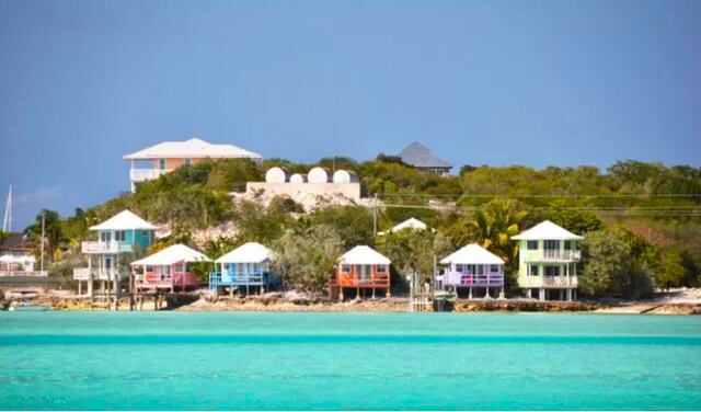 FOTO 9 | 2. Cayo Musha. Las Exumas o “las afueras” de las Bahamas han sido las favoritas de los ricos y famosos desde siempre. Hasta Ernest Hemingway estuvo aquí. David Copperfield llegó a decir que la fuente de la juventud estaba escondida en una de las islas. Y por los precios que se manejan en Cayo Musha, deseará que el rumor sea cierto.
Se trata de una de las 11 islas de la bahía Copperfield y, como otros tantos casos, es una experiencia de todo o nada: debe alquilar la isla completa por casi $40.000 la noche. ¿Lo bueno? Usted podrá elegir quién se quedará a acompañarlo; podrá invitar hasta 11 personas y éstas compartirán tanto las instalaciones del complejo como los almuerzos (gourmet, por supuesto) que se incluyen en el monto total. Podrá pescar en aguas profundas y bucear. Y, como si esto fuera poco, habrá un show de fuegos artificiales y una búsqueda del tesoro personalizados — a un precio también personalizado, por supuesto.