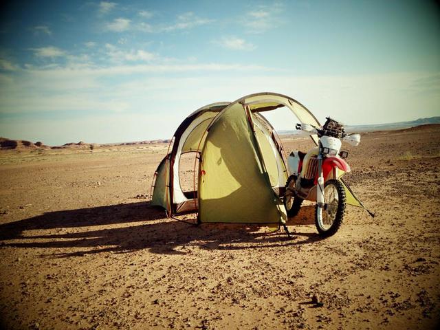 FOTO 2 | Redverz Solo Expedition es una carpa que está inspirada en la libertad del viajero motociclista y la sencillez de quienes prefieren acampar.