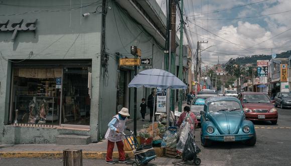 Compradores cerca de un mercado en Toluca, Estado de México, México, el martes 9 de agosto de 2022. Los precios altísimos de los alimentos y el combustible en América Latina están afectando más a los pobres, creando un polvorín político que es una advertencia para el mundo.