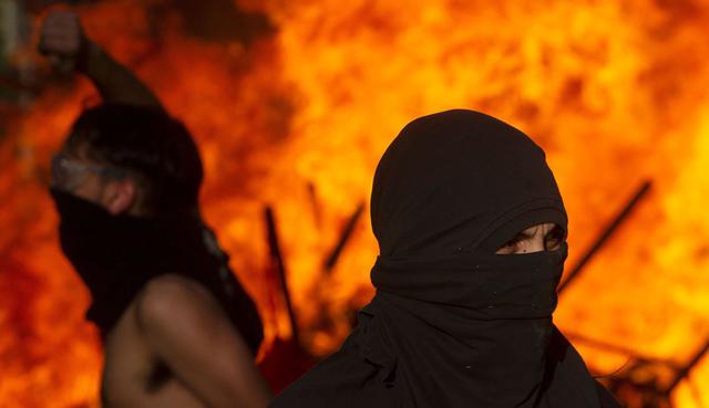 Este viernes, con el lema “La marcha más grande de todas”, los chilenos volvieron a manifestarse en Santiago y en otras ciudades del país con banderas de Chile. (Foto: AFP)