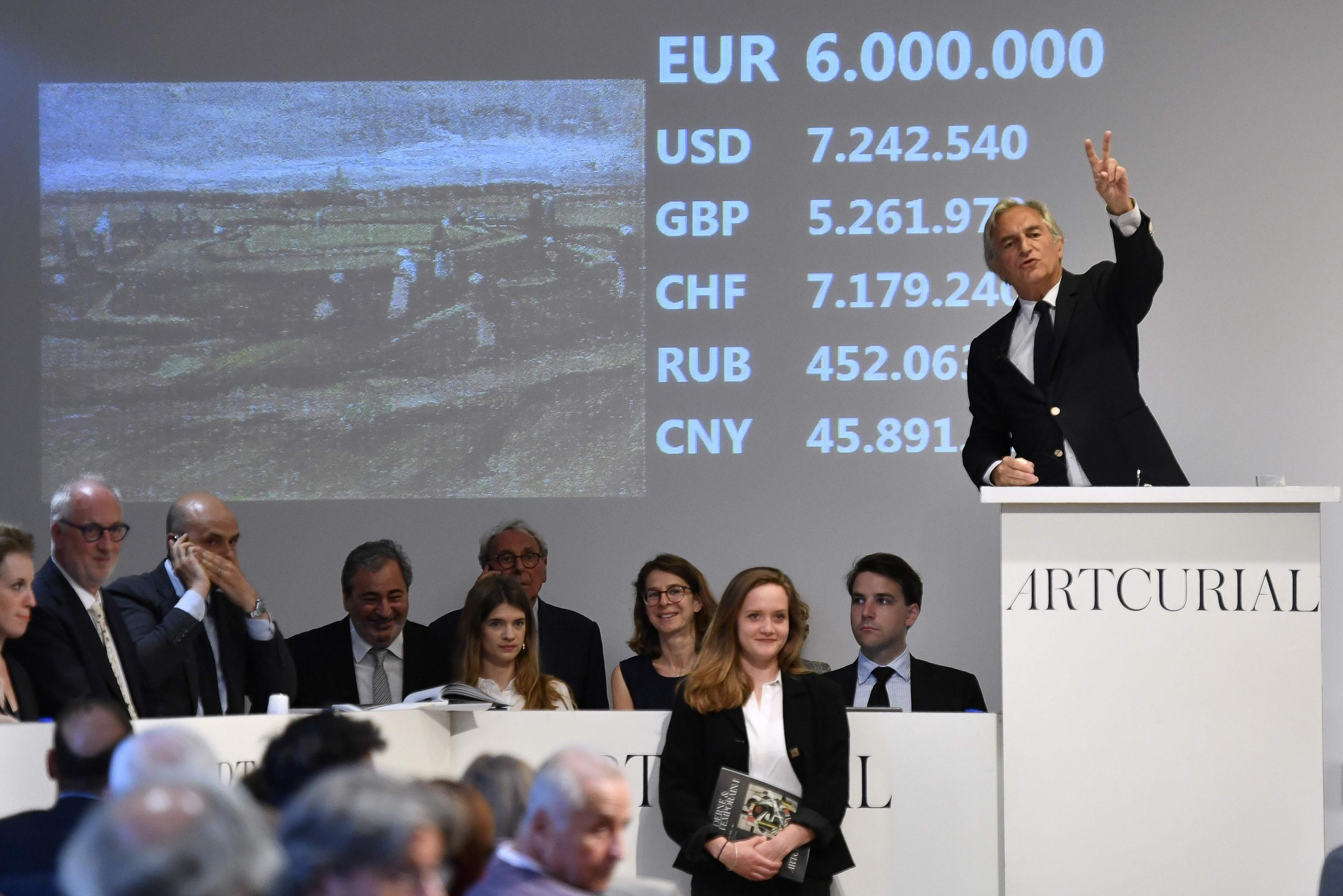 Subasta de la pintura de Vincent Van Gogh "Reparadoras de redes en las dunas" en la casa de subastas Artcurial en París. (Foto: AFP)