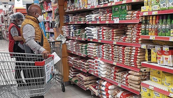 El fuerte incremento de precios, sobre todo en la canasta básica alimentaria, continúa recortando el ingreso disponible de los consumidores. (Foto: Claudia Llontop | GEC)