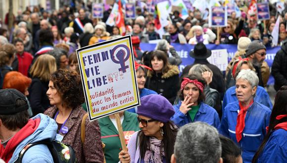 Las mujeres participan en una manifestación contra la propuesta de reforma de las pensiones en el Día Internacional de la Mujer en Marsella el 8 de marzo de 2023. (Foto de Nicolas TUCAT / AFP)