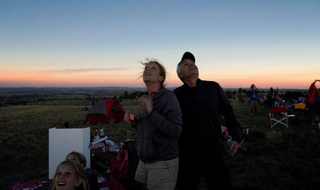 7. "Tengo mucha suerte de estar aquí hoy", dijo Jason Davis, de 29 años, quien se casó el sábado y decidió detenerse en Oregón para el eclipse. "Es genial, me sorprendió el cambio de temperatura", agregó.